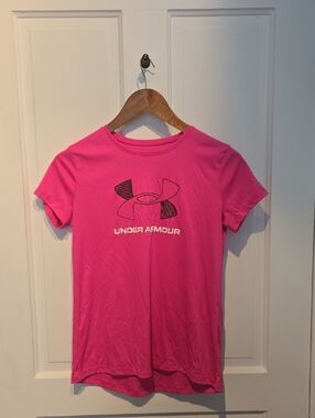Under Armour Girls' Hot Pink Short Sleeve HeatGear Performance Athletic Tee.